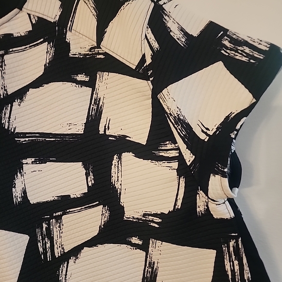 J CREW Abstract Black and White Short Sleeve Top - Picture 5 of 6